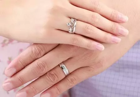 Cincin Pernikahan Eksklusif (53 Foto): Ide Desain Cincin Pernikahan Buatan Tangan Asli 3125_8