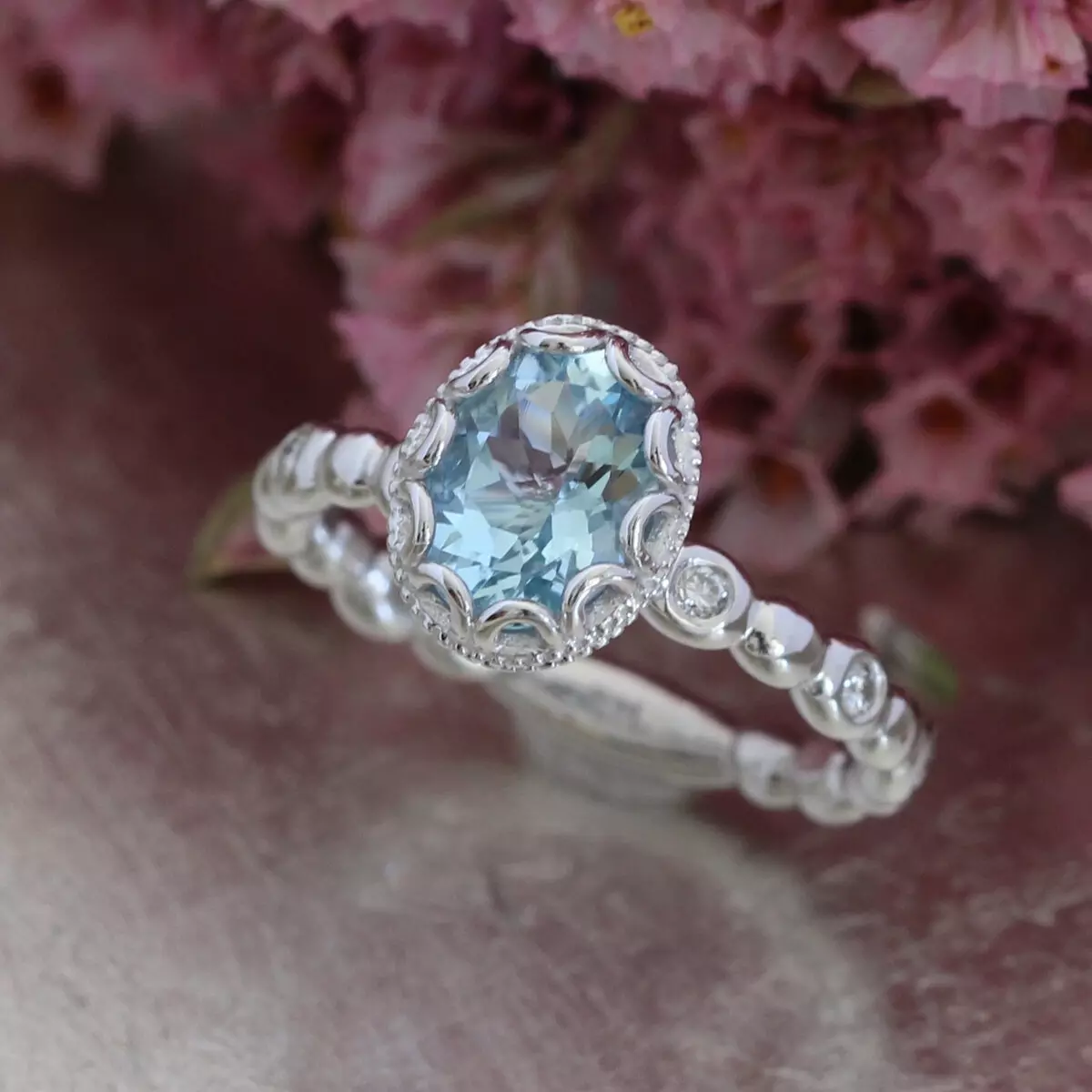 Ring with aquamarine (46 photos): Talisman rings and other models with green aquamarine 3126_29