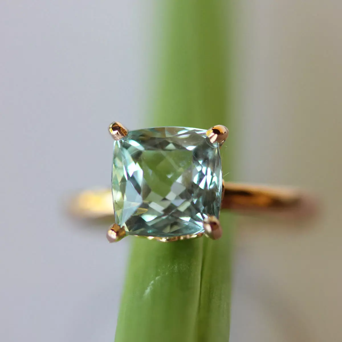 Prsten s akvamarinom (46 fotografija): talismanska prstena i drugi modeli s zelenim akvamarinom 3126_30