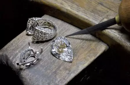 Cincin Emas dengan Diamond (121 Foto): Model yang diperbuat daripada emas kuning dengan nilam, dengan zamrud dan dengan berlian hitam 3128_98