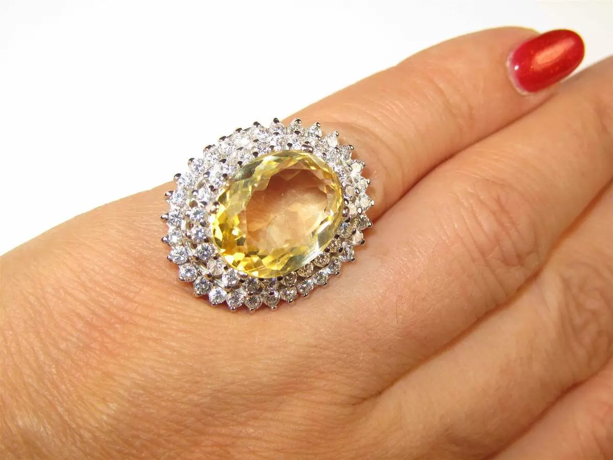 Tsitrino žiedas (49 nuotraukos): moterų modeliai su neapdorotais ir geltonais akmenimis 3133_17