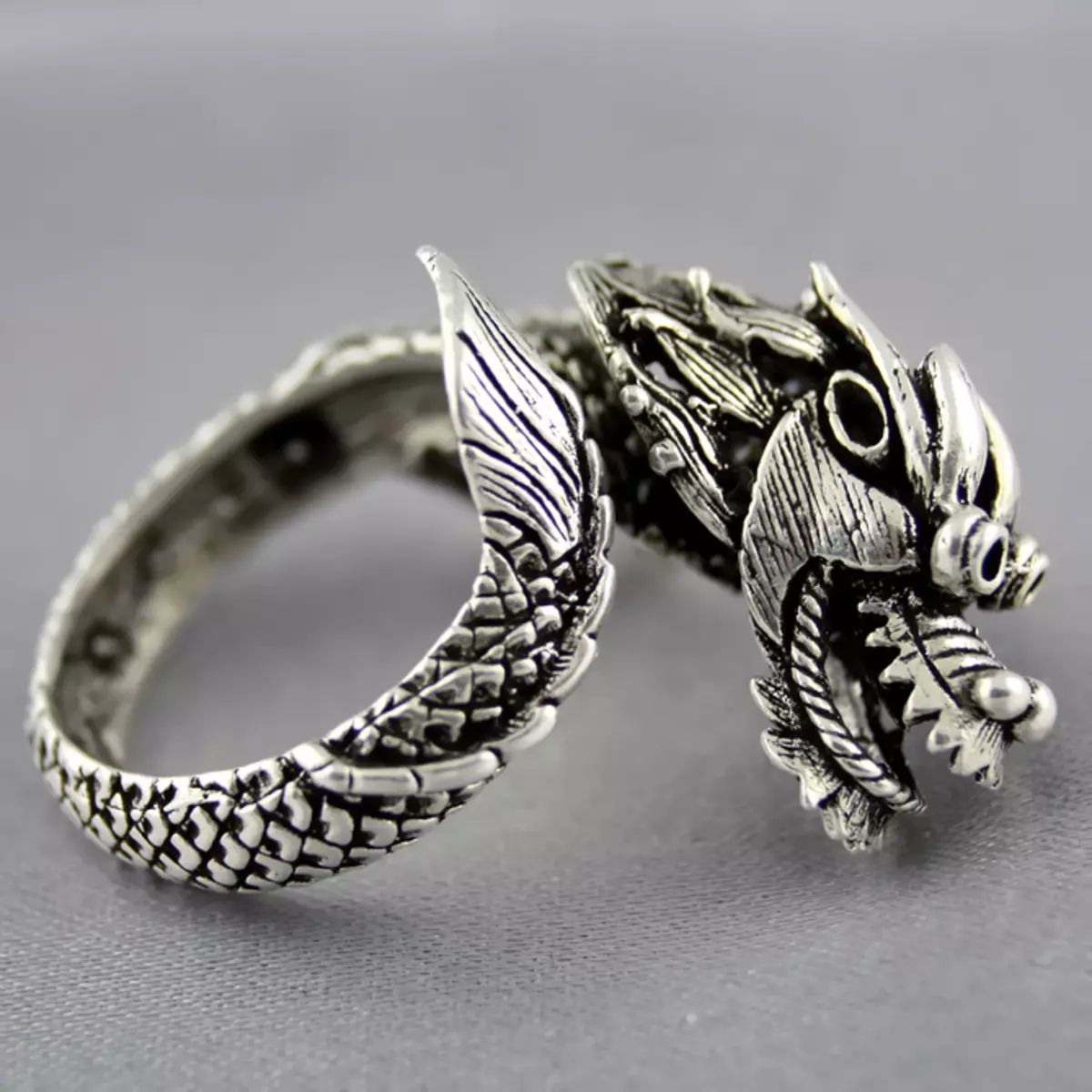 Кольца ташкент. Дракон Сельваджо кольцо дракона. Кольцо дракон серебро. Перстень дракон. Калсо с драконм.