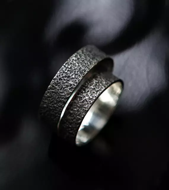 حلقه نقره ای (121 عکس): مدل های نقره ای زنانه بدون درج، حلقه ها با آمتیست و Carnelian 3137_46