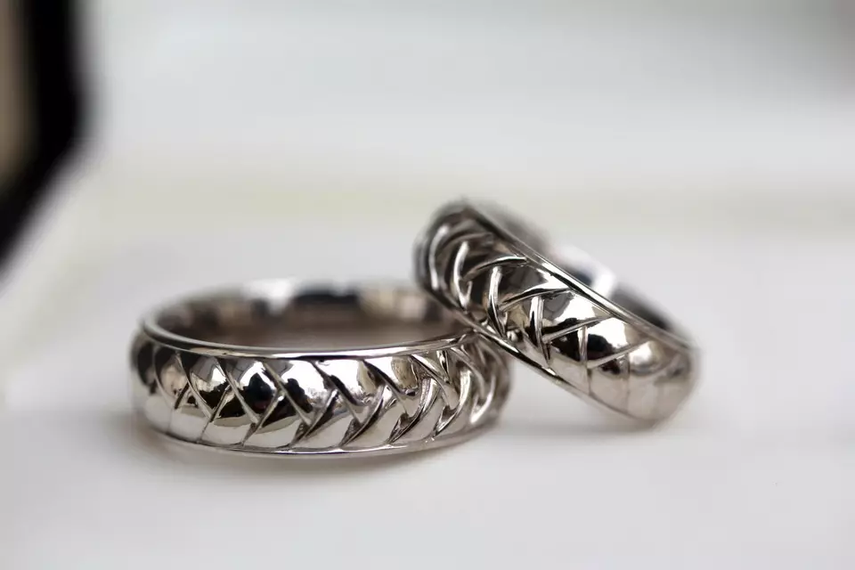 Stříbrný kroužek (121 fotek): Silver Stříbrné modely bez vložek, prsteny s ametystem a karnelianem 3137_47