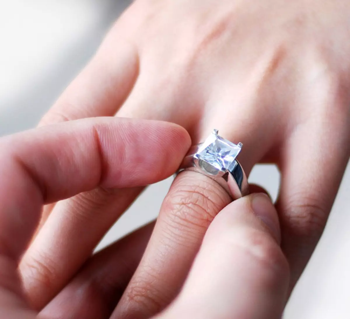 Ringing Ring with a Diamond (88 wêneyên): Modelên bi dirûvê reş ji bo tevlêbûna ji Platinum û zêr, ji Tiffany 3144_51