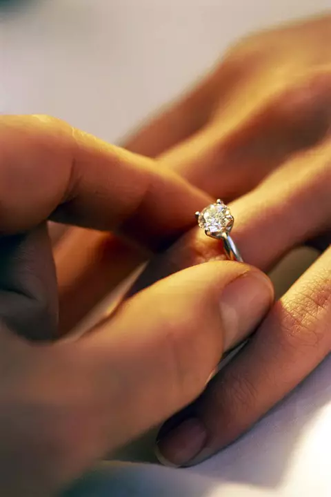 Ringing Ring with a Diamond (88 wêneyên): Modelên bi dirûvê reş ji bo tevlêbûna ji Platinum û zêr, ji Tiffany 3144_62