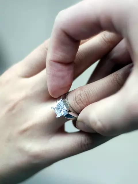 Ringing Ring with a Diamond (88 wêneyên): Modelên bi dirûvê reş ji bo tevlêbûna ji Platinum û zêr, ji Tiffany 3144_63