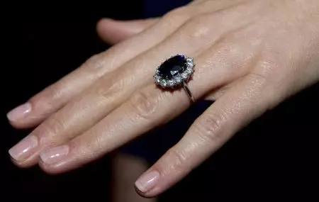 Ringing Ring with a Diamond (88 wêneyên): Modelên bi dirûvê reş ji bo tevlêbûna ji Platinum û zêr, ji Tiffany 3144_81