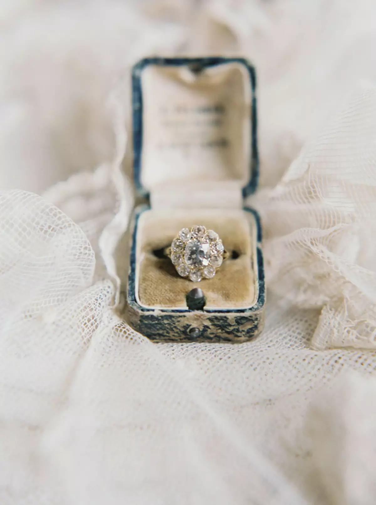 Vitorlás gyűrű egy gyémánt (88 fotók): Modellek fekete gyémántokkal a platina és az arany elkötelezettségével, Tiffanyból 3144_86