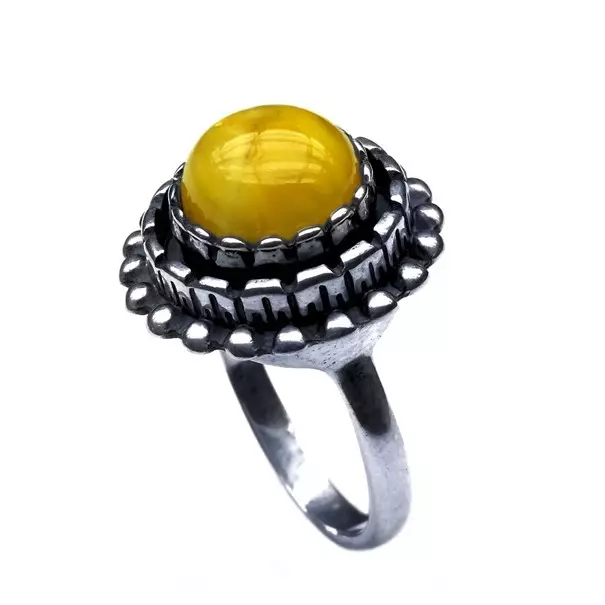 Ring med Amber (60 bilder): i silver och i guld, vacker solid ring från grönt gult och mångfärgad, med carnelian 3146_26