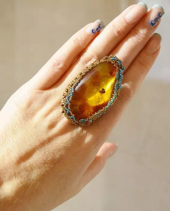 Anello con ambra (60 foto): in argento e in oro, bellissimo anello solido da verde ambra e multicolore, con corniola 3146_28