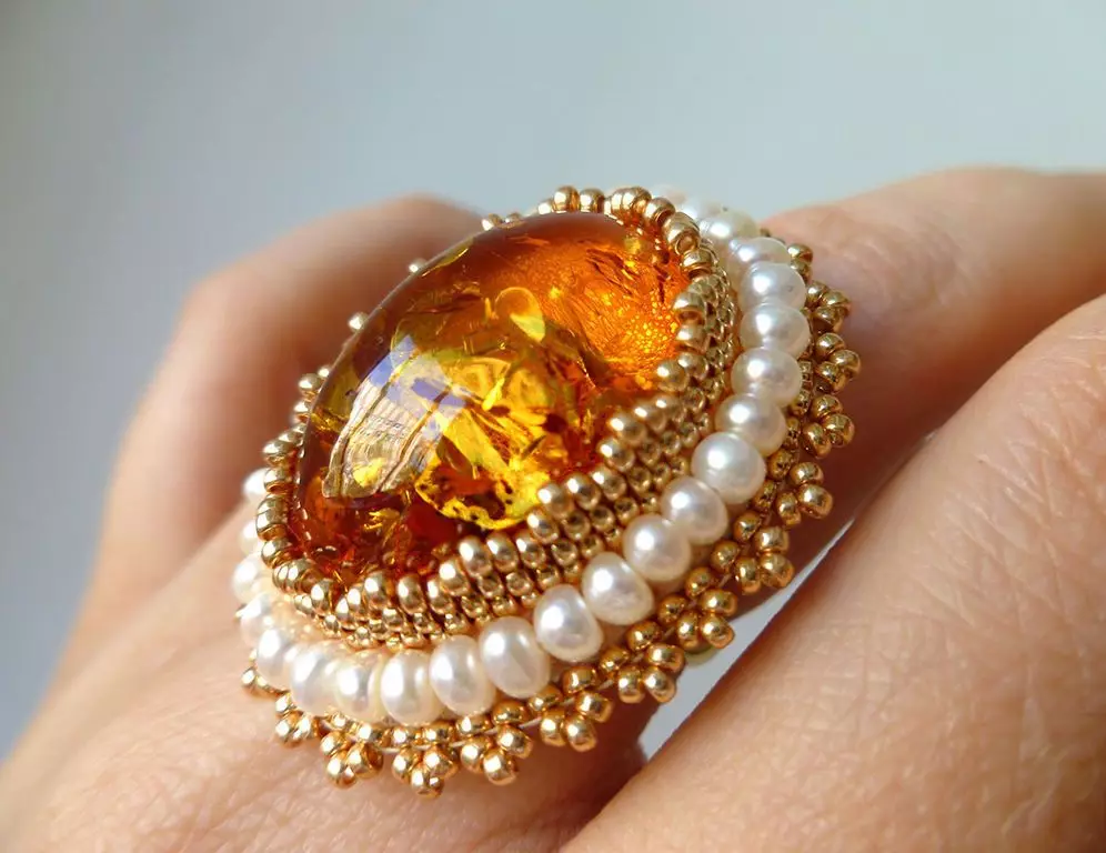 Cincin dengan Amber (60 foto): Dalam perak dan emas, cincin padat yang indah dari kuning dan beraneka warna, dengan carnelian 3146_29