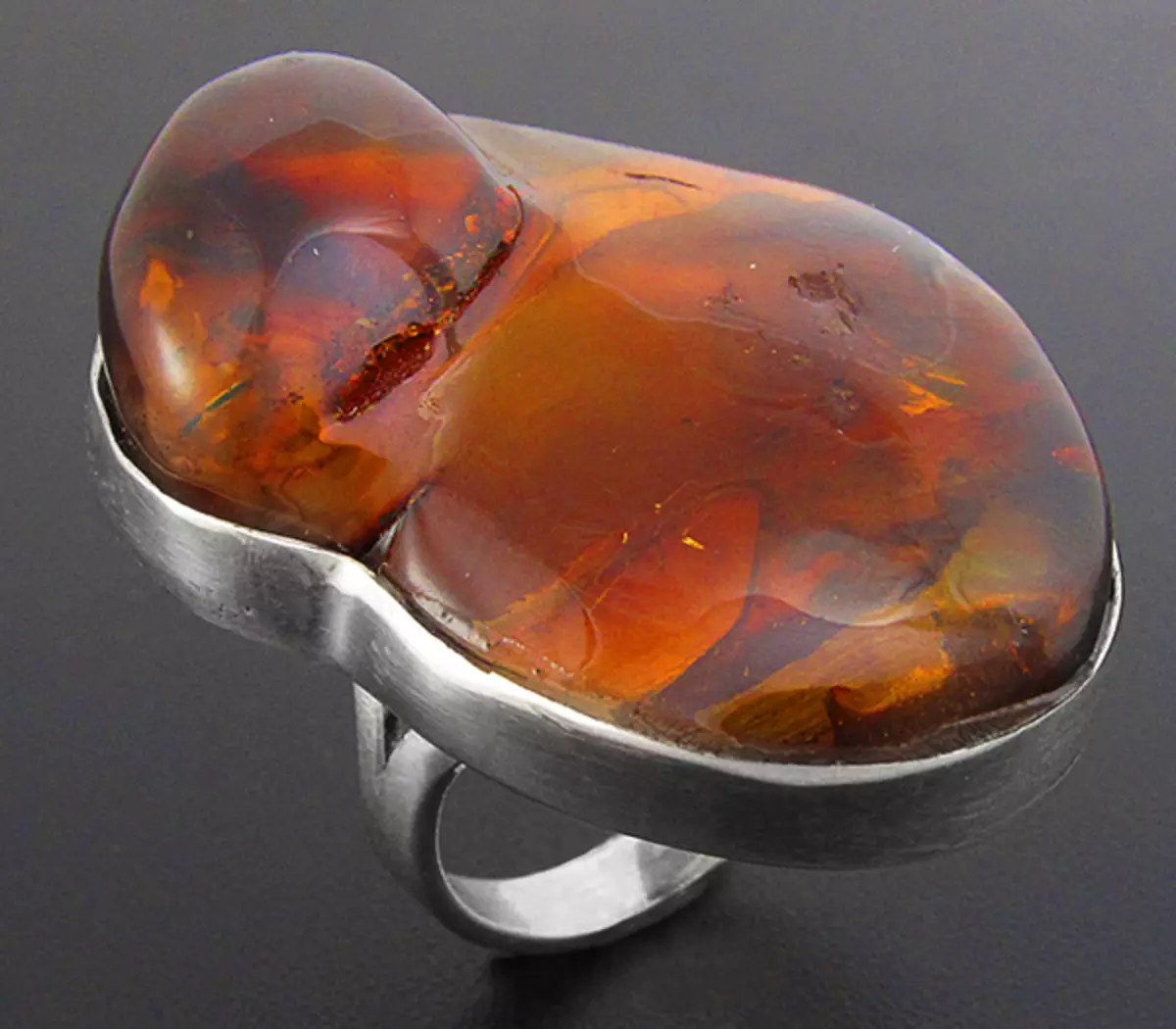 Cincin dengan amber (60 foto): dalam perak dan emas, cincin pepejal indah dari amber hijau dan pelbagai warna, dengan carnelian 3146_3