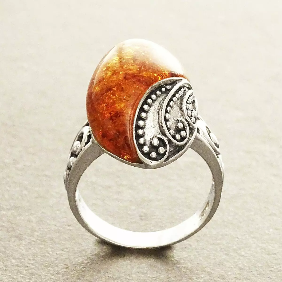 Ring with Amber (60 Fotók): ezüstben és aranyban, gyönyörű, szilárd gyűrű zöld borostyán és többszínű, Carnelian 3146_30