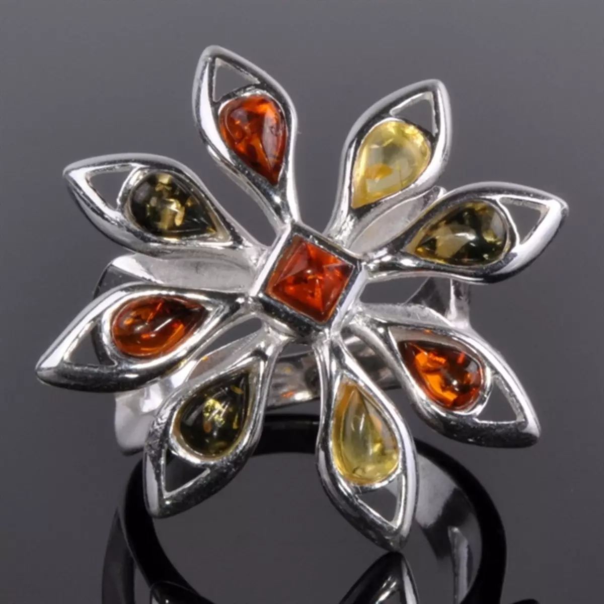 Ring with Amber (60 Fotók): ezüstben és aranyban, gyönyörű, szilárd gyűrű zöld borostyán és többszínű, Carnelian 3146_35