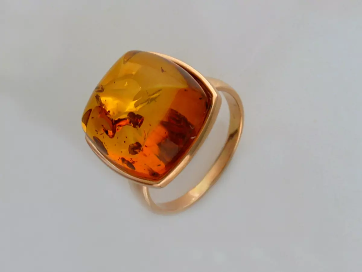 Cincin karo Amber (60 Foto): Ing salaka lan nganggo emas, cincin padhet sing apik saka Green Amber lan Warticoled, karo Carnelian 3146_4