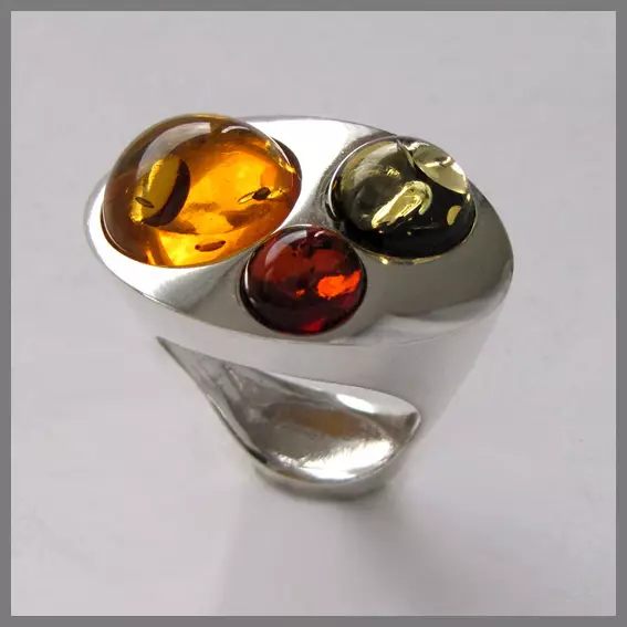 Cincin karo Amber (60 Foto): Ing salaka lan nganggo emas, cincin padhet sing apik saka Green Amber lan Warticoled, karo Carnelian 3146_41