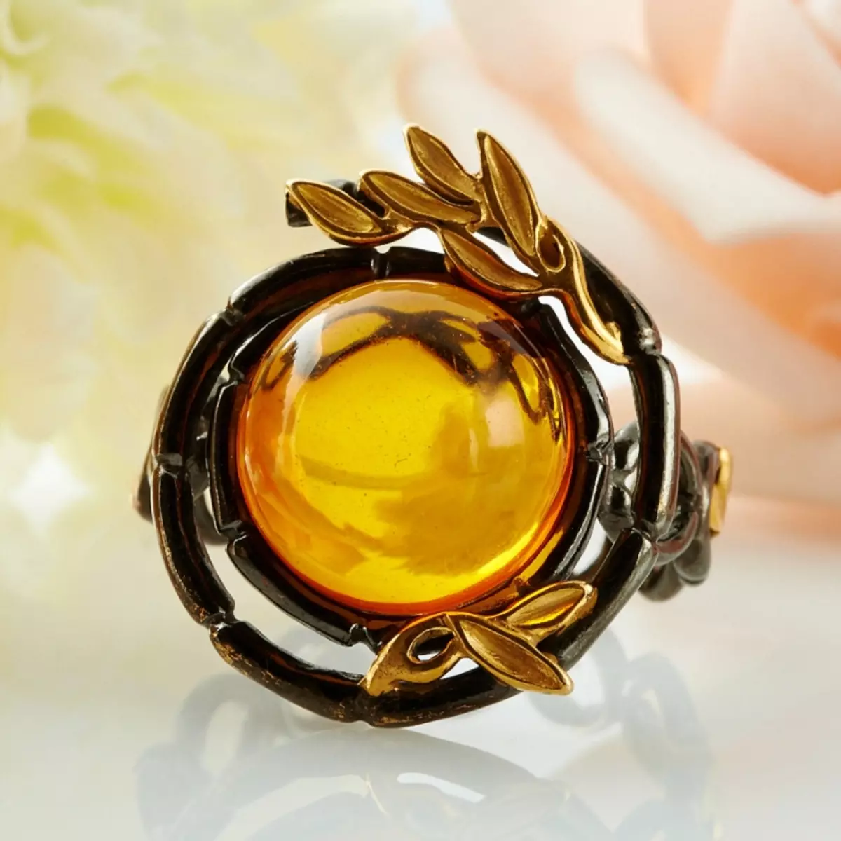 Cincin dengan Amber (60 foto): Dalam perak dan emas, cincin padat yang indah dari kuning dan beraneka warna, dengan carnelian 3146_47