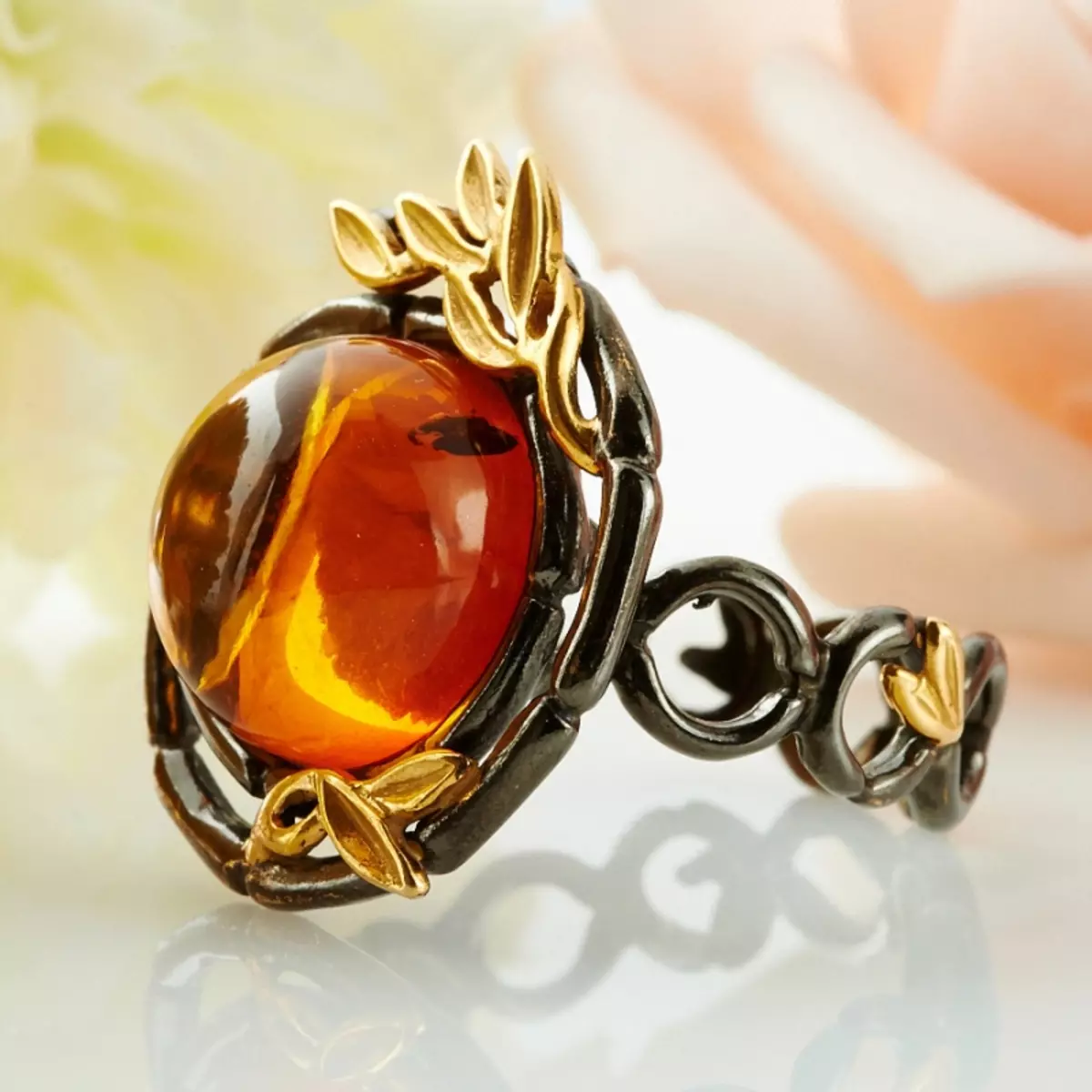 Cincin dengan amber (60 foto): dalam perak dan emas, cincin pepejal indah dari amber hijau dan pelbagai warna, dengan carnelian 3146_48