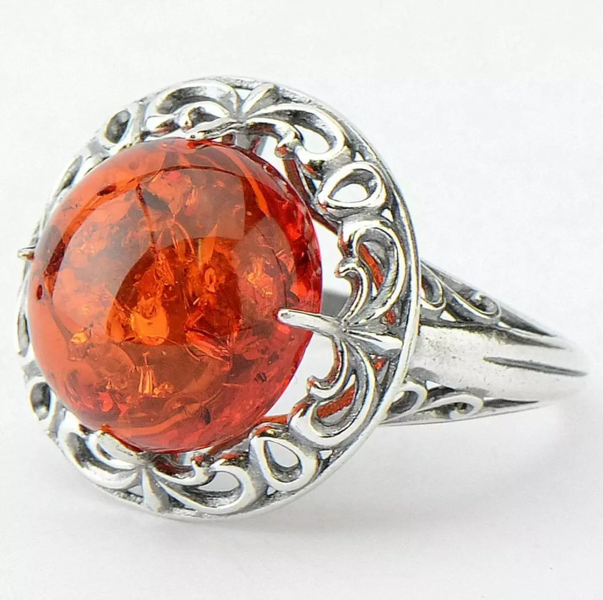 Cincin dengan amber (60 foto): dalam perak dan emas, cincin pepejal indah dari amber hijau dan pelbagai warna, dengan carnelian 3146_55