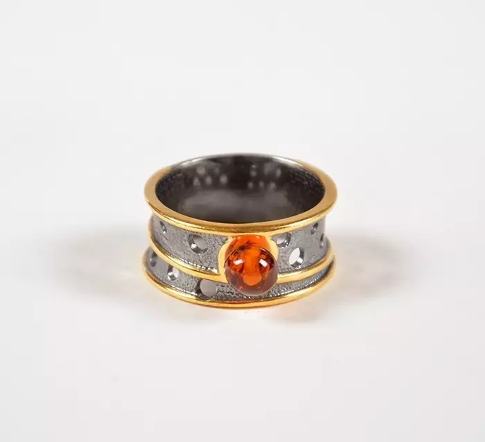Anello con ambra (60 foto): in argento e in oro, bellissimo anello solido da verde ambra e multicolore, con corniola 3146_59