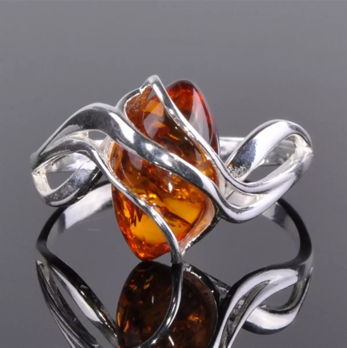 Ring mei amber (60 foto's): yn sulver en yn goud, prachtige solide ring út griene amber en multikoloreare, mei carnelian 3146_7
