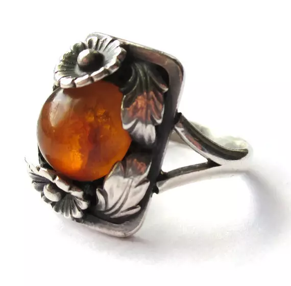 Ring with Amber (60 Fotók): ezüstben és aranyban, gyönyörű, szilárd gyűrű zöld borostyán és többszínű, Carnelian 3146_8