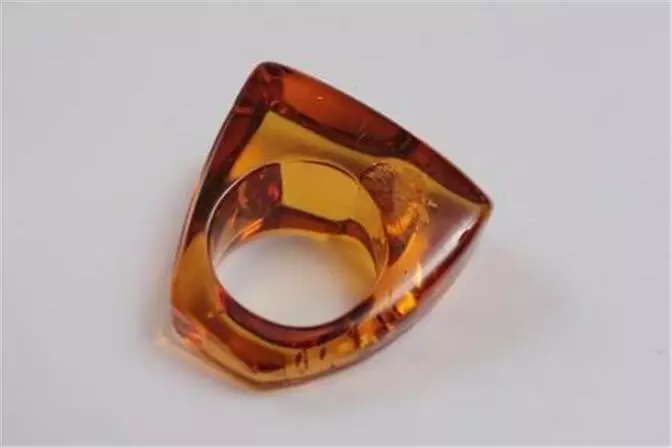 Cincin karo Amber (60 Foto): Ing salaka lan nganggo emas, cincin padhet sing apik saka Green Amber lan Warticoled, karo Carnelian 3146_9