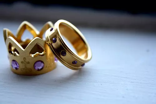 Венчални прстени во форма на круна (43 фотографии): Како да изберете пар и други модели во облик на круна 3153_22