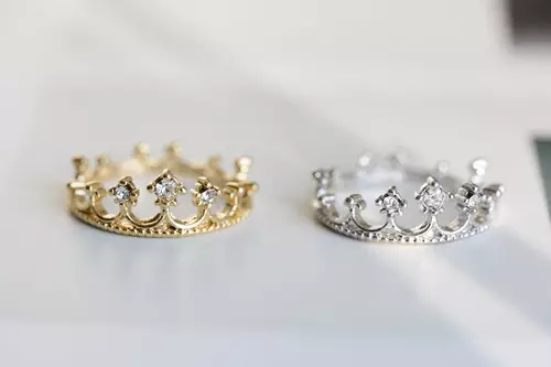 Венчални прстени во форма на круна (43 фотографии): Како да изберете пар и други модели во облик на круна 3153_26