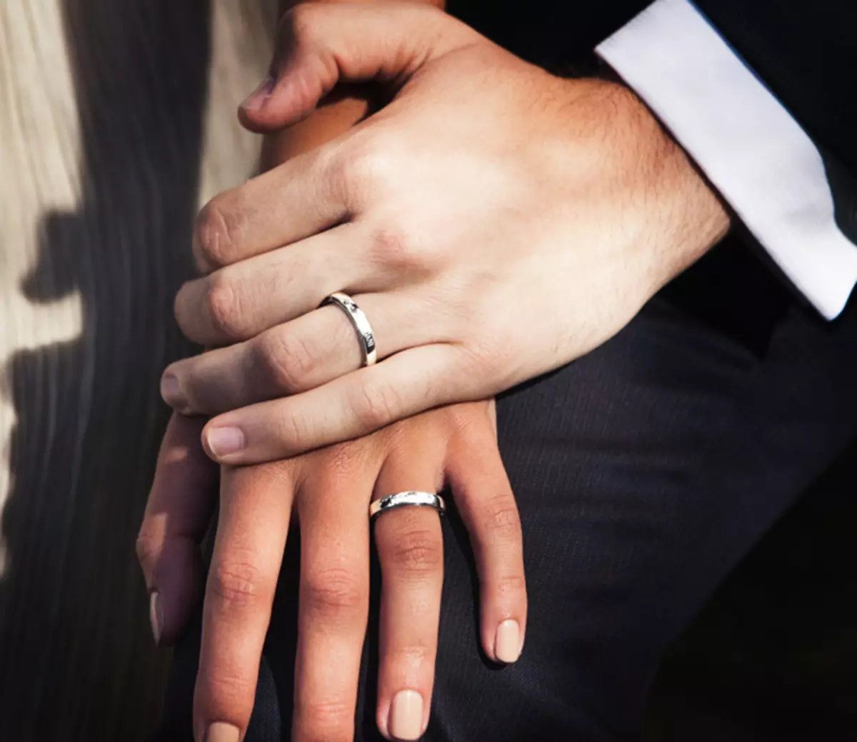 На какой руке носят армяне обручальное кольцо. Мужские кольца на руке. Мужские обручальные кольца на руке. Красивые обручальные кольца на руках. Рука в руке с обручальными кольцами.