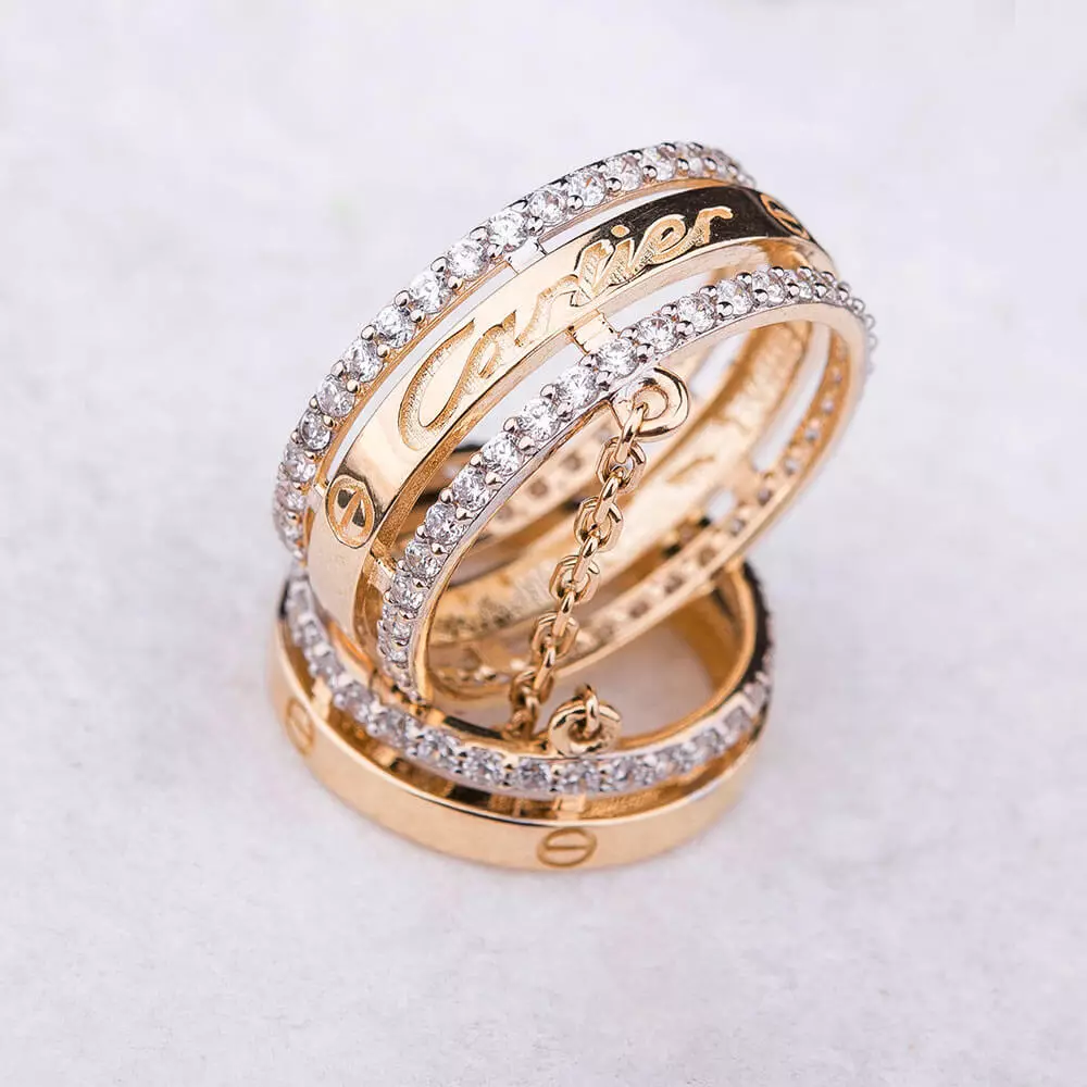 Dvigubas žiedas (77 nuotraukos): Įdomūs modeliai vienam pirštui ir du, žiedas su grandine 3158_34