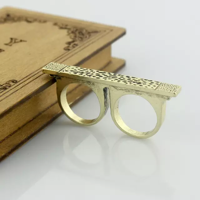 Dubbele ring (77 foto's): interessante modellen voor één vinger en twee, ring met een ketting 3158_51