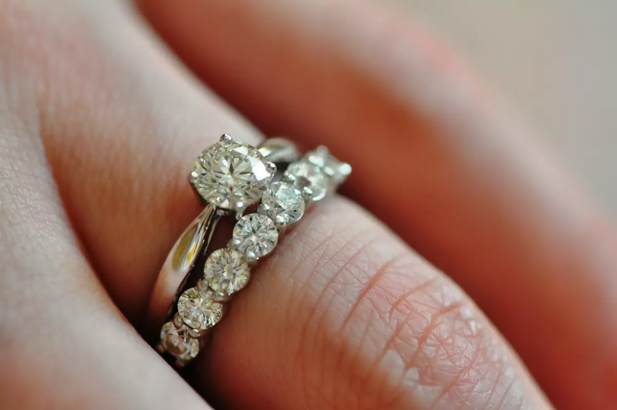 Tartalomgyűrűk (121 Fotók): Dekorációk a Tiffany-tól, amely az eljegyzési gyűrű lesz 3159_24