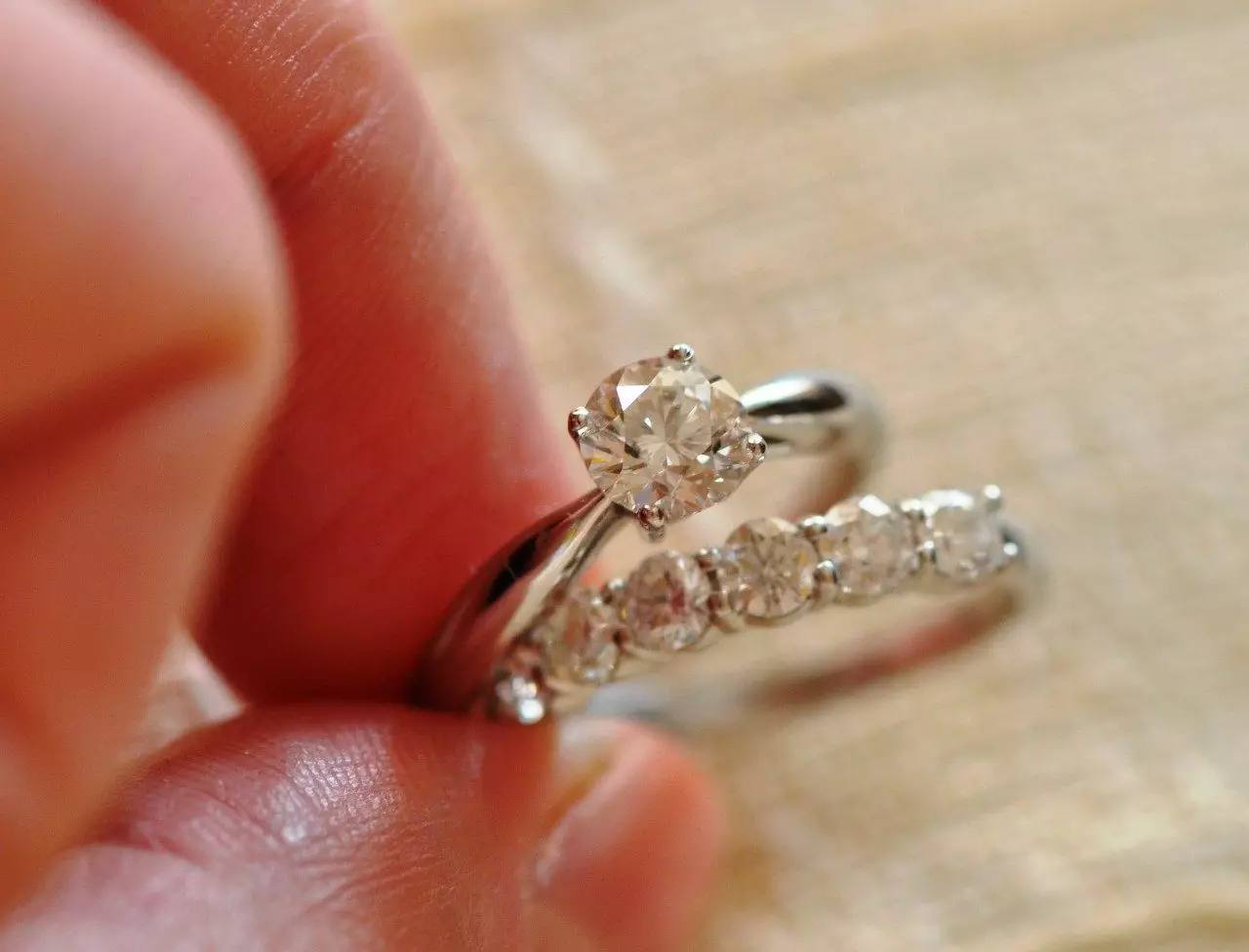 İçerik Yüzükler (121 Fotoğraf): Tiffany'den devrilme süslemeleri, nişan yüzüğü olacak 3159_26
