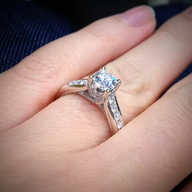 Sadržajni prstenovi (121 fotografije): ukrasi za prevrtanje iz Tiffanyja, koji će biti zaručnički prsten 3159_47