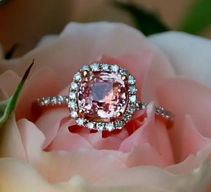 Pierścienie treści (121 zdjęć): Dekoracje do przewrócenia z Tiffany, które będą pierścionkiem zaręczynowym 3159_74