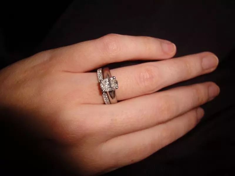 Sadržaj prstenovi (121 fotografije): ukrasi za prevrtanje iz Tiffany, koji će biti angažman prsten 3159_83