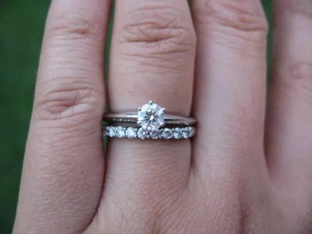 Anillos de contenido (121 fotos): Decoraciones para inclinar a Tiffany, que será el anillo de compromiso. 3159_84