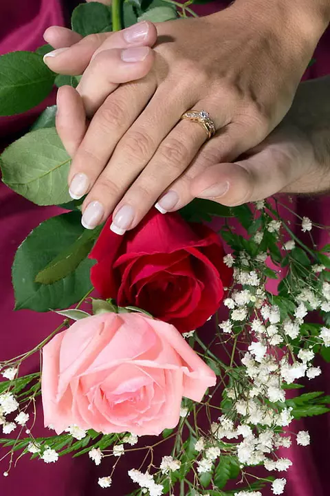 콘텐츠 링 (121 사진) : 티파니에서 팁을 치는 장식, 그것은 약혼 반지가 될 것입니다. 3159_85