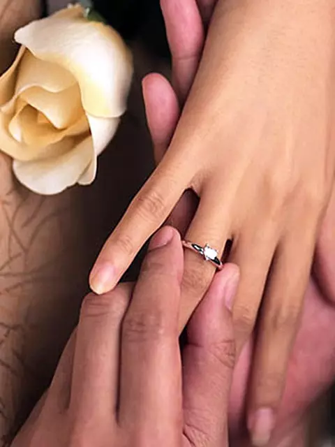 İçerik Yüzükler (121 Fotoğraf): Tiffany'den devrilme süslemeleri, nişan yüzüğü olacak 3159_89