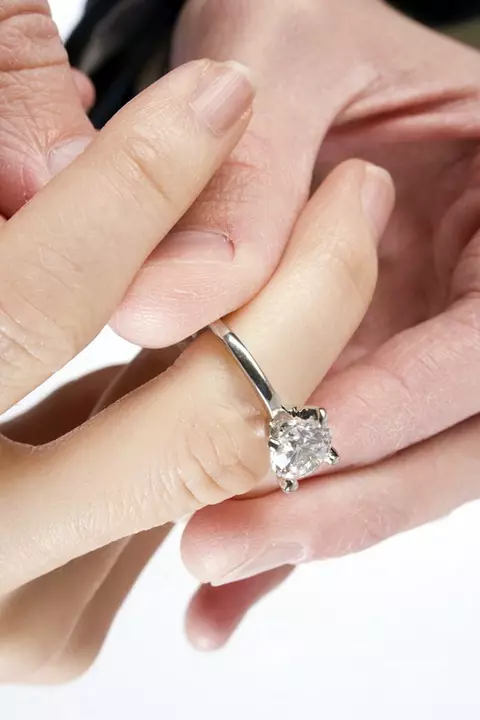 Pierścienie treści (121 zdjęć): Dekoracje do przewrócenia z Tiffany, które będą pierścionkiem zaręczynowym 3159_99
