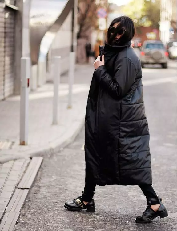 Dolje deke (112 fotografije): Ženski zimski kaputi i jakne-pokrivači s poklopcem i bez. Što odjenuti? Modeli modeli marke 315_10