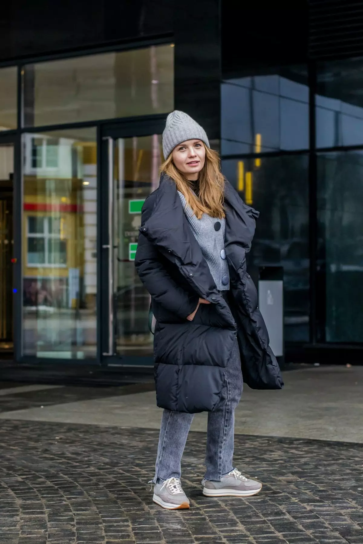 Down-tepper (112 bilder): Kvinners vinterjakker og jakker-tepper med en hette og uten. Hva skal jeg ha på meg? Stilig merkevare modeller 315_100