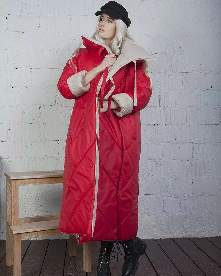 Batanije poshtë (112 foto): mantelet e dimrit të grave dhe xhaketa-batanije me kapuç dhe pa. Cfare te vesh? Modele me stil 315_101