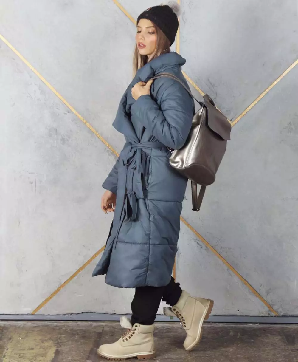 Batanije poshtë (112 foto): mantelet e dimrit të grave dhe xhaketa-batanije me kapuç dhe pa. Cfare te vesh? Modele me stil 315_104