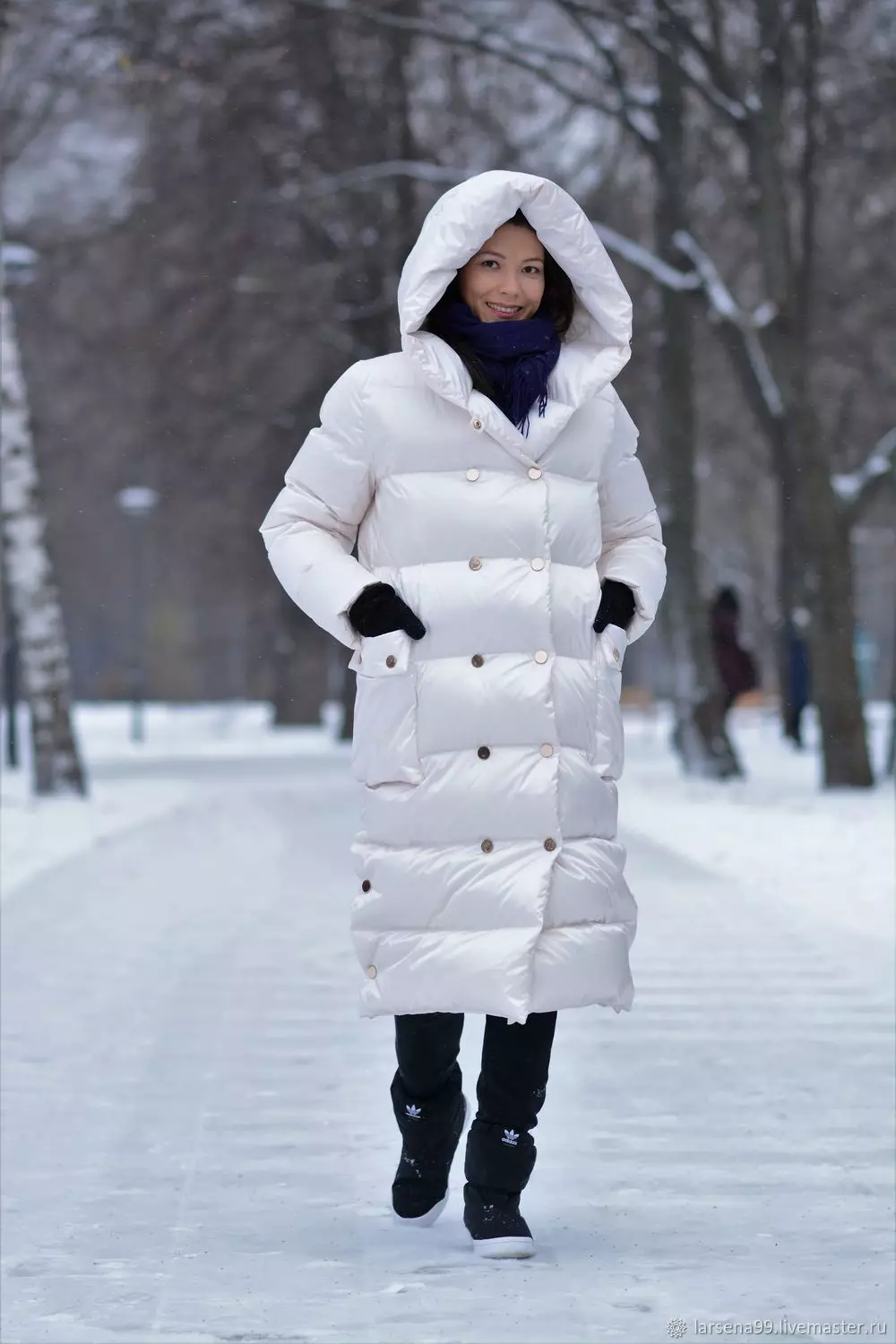Batanije poshtë (112 foto): mantelet e dimrit të grave dhe xhaketa-batanije me kapuç dhe pa. Cfare te vesh? Modele me stil 315_105