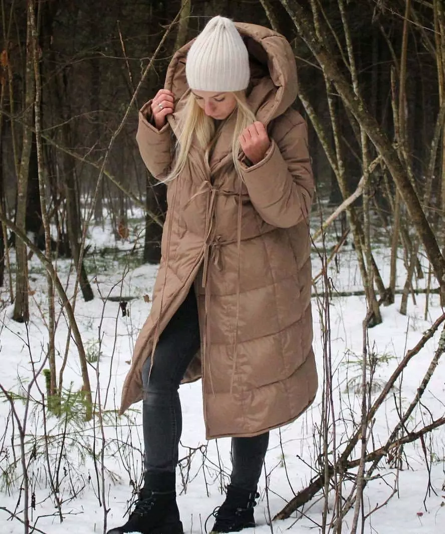 Žemyn antklodės (112 nuotraukos): Moterų žiemos paltai ir švarkai - antklodės su gaubtu ir be. Ką rengtis? Stilingi prekės ženklo modeliai 315_106