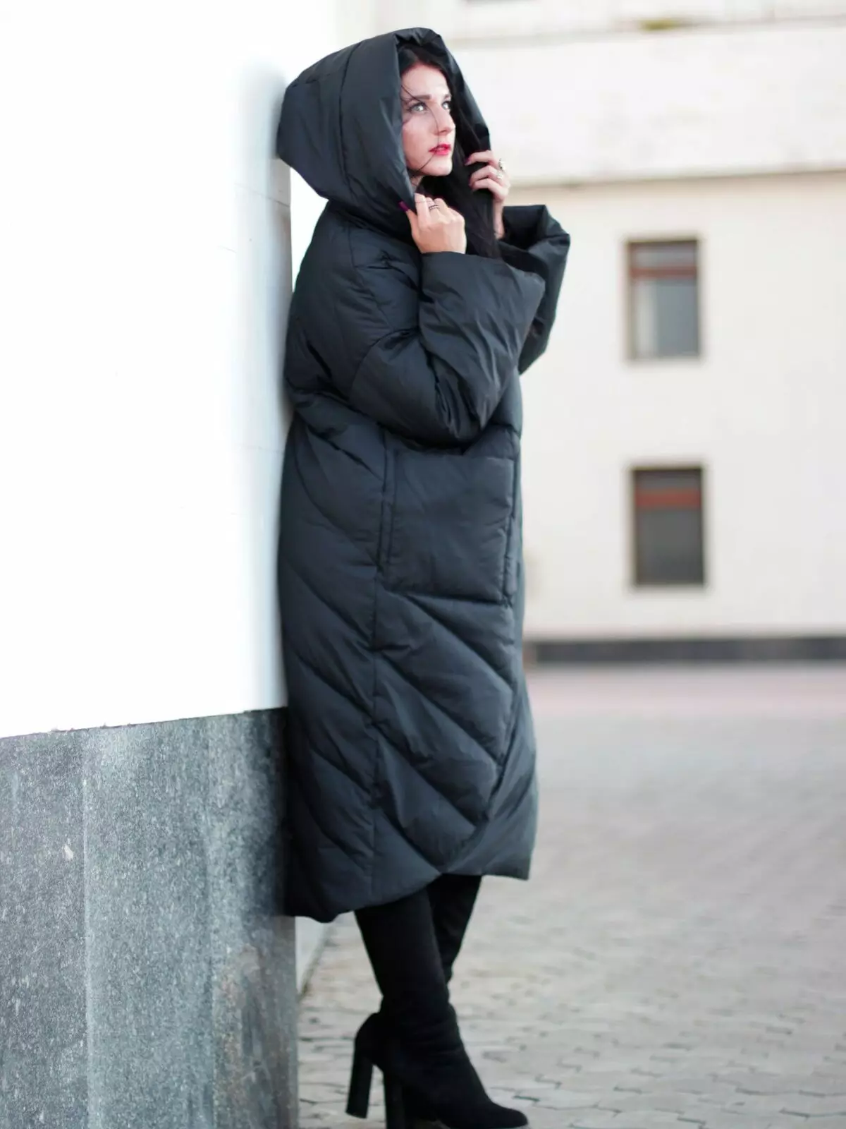 Downe koce (112 zdjęcia): Damskie zimowe płaszcze i koce kurtki z kapturem i bez. W co się ubrać? Stylowe modele marki. 315_108