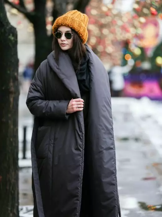 Batanije poshtë (112 foto): mantelet e dimrit të grave dhe xhaketa-batanije me kapuç dhe pa. Cfare te vesh? Modele me stil 315_112